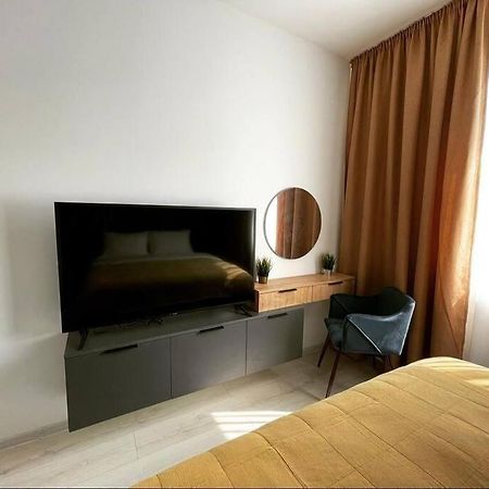 Minimalist Studio Apartment Braşov Extérieur photo