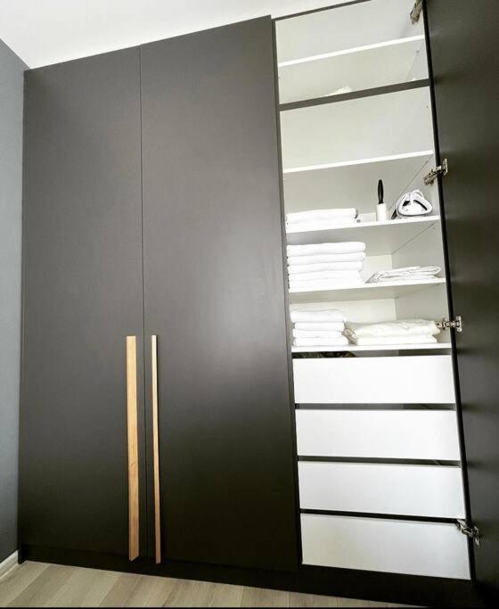 Minimalist Studio Apartment Braşov Extérieur photo